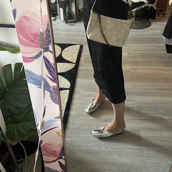 Under arm shoulder bag . Size is good for every day use - Picture 6 of 7